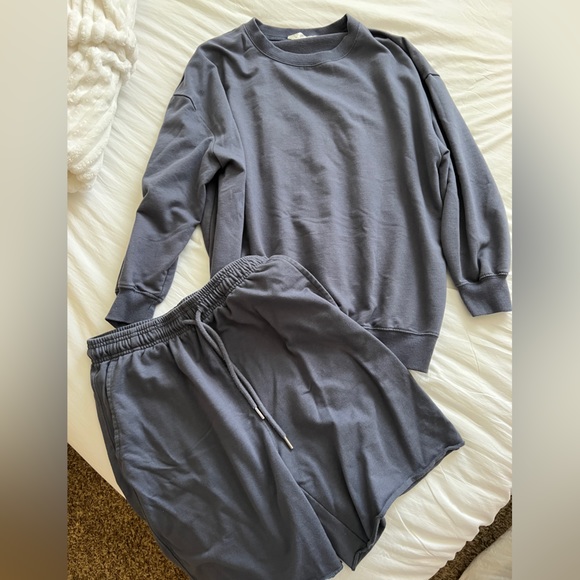 Casual and comfy lounge set! - Picture 1 of 4